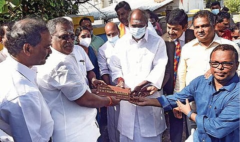 புதுச்சேரி கடற்கரை சாலை காந்தி திடலில் 100 அடி உயர தேசியக்கொடி கம்பம், தியாக சுவருக்கு முதல்வர் ரங்கசாமி அடிக்கல் நாட்டினார். அருகில் பேரவைத் தலைவர் செல்வம், அமைச்சர்கள் லட்சுமிநாராயணன், சந்திரபிரியங்கா. படம்: எம்.சாம்ராஜ்