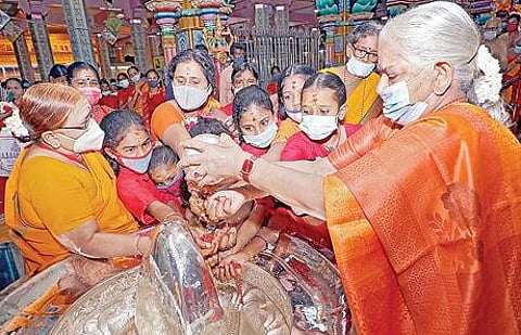 மேல்மருவத்தூரில் சக்திமாலை இருமுடி விழாவை தொடங்கி வைக்கிறார் ஆதிபராசக்தி ஆன்மிக இயக்கத் தலைவர் லட்சுமி பங்காரு அடிகளார்.