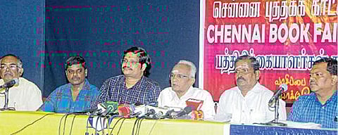 பபாசி சார்பில், ஜன.6 முதல் நடைபெறவுள்ள 45-வது சென்னை புத்தகக் காட்சி தொடர்பாக செய்தியாளர்களிடம் தென்னிந்திய புத்தக விற்பனையாளர், பதிப்பாளர் சங்கத்தின் (பபாசி) புதிய தலைவர் எஸ்.வயிரவன் நேற்று விளக்கினார். உடன் நிர்வாகிகள். படம்: பு.க.பிரவீன்
