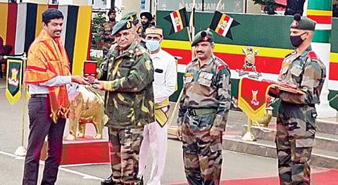 வெலிங்டன் ராணுவ மையத்தில் நடந்த நிகழ்ச்சியில், ஹெலிகாப்டர் விபத்தின்போது மீட்புப் பணியில் ஈடுபட்ட, நீலகிரி மாவட்ட ஆட்சியர் ச.பா.அம்ரித்துக்கு தென்மண்டல ராணுவ அதிகாரி லெப்டிெனன்ட் ஜெனரல் ஏ.அருண் பதக்கம் வழங்கினார். படம்: ஆர்.டி.சிவசங்கர்