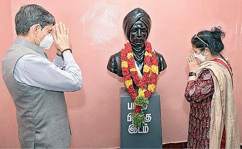 தூத்துக்குடி மாவட்டம், எட்டயபுரம் வந்த ஆளுநர் ஆர்.என்.ரவி மற்றும்அவரது மனைவி லட்சுமி ரவி ஆகியோர் பாரதியாரின் பிறந்த இல்லத் துக்கு வருகை தந்து, அங்கு அமைக்கப்பட்டுள்ள அவரது உருவச் சிலைக்கு மாலை அணிவித்து மரியாதை செலுத்தினர்.