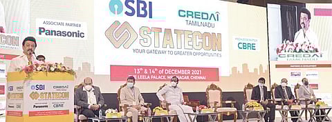 ‘கிரெடாய்’ அமைப்பின் தமிழ்நாடு பிரிவு சார்பில் ‘ஸ்டேட்கான்’ என்ற 2 நாள் மாநாடு மற்றும் கண்காட்சியை சென்னையில் நேற்று தொடங்கி வைத்துப் பேசுகிறார் முதல்வர் மு.க.ஸ்டாலின். உடன் வீட்டு வசதி மற்றும் நகர்ப்புற வளர்ச்சித் துறை அமைச்சர் சு.முத்துசாமி, அத்துறையின் செயலர் ஹிதேஸ்குமார் எஸ்.மக்வானா, ‘கிரெடாய்’ அமைப்பின் துணைத் தலைவர் ஜி.ராம் ரெட்டி, ‘கிரெடாய்’ தமிழகத் தலைவர் சுரேஷ் கிருஷ்ணா, துணைத் தலைவர் எம்.ஆனந்த், பொருளாளர் பி.வி.சண்முகம் உள்ளிட்டோர்.