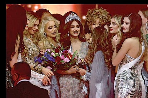 இஸ்ரேல் நாட்டில் உள்ள சுற்றுலா தலைநகரமான எய்லாட் நகரில் நேற்று நடைபெற்ற போட்டியில் இந்தியாவின் ஹர்னாஸ் கவுர் சாந்து (நடுவில் இருப்பவர்) வெற்றி பெற்று 2021-ம் ஆண்டுக்கான பிரபஞ்ச அழகியாகத் தேர்வு செய்யப்பட்டார். படம்: ஏஎப்பி