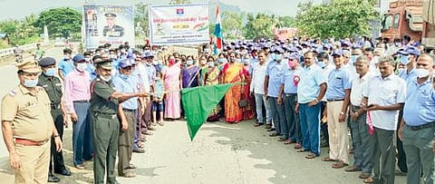 இந்தியா–பாகிஸ்தான் யுத்த வெற்றி பொன்விழா ஆண்டு அணிவகுப்பு பேரணியை கண்ணமங்கலத்தில் நேற்று லெப்டினன்ட் கர்னல் கே.சுந்தரம் கொடியசைத்து தொடங்கி வைத்தார்.