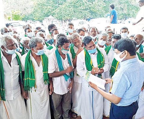 திருவண்ணாமலை மாவட்ட ஆட்சியர் பா.முருகேஷிடம் நேற்று மனு அளித்த விடிவெள்ளி விவசாயிகள் நலச்சங்கத்தினர்.