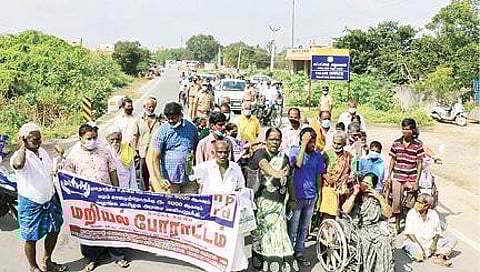 திருவண்ணாமலை மாவட்ட ஆட்சியர் அலுவலகம் முன்பாக நேற்று சாலை மறியலில் ஈடுபட்ட மாற்றுத்திறனாளிகள். அடுத்த படம்: செங்கத்தில் சாலை மறியலில் ஈடுபட்ட மாற்றுத்திறனாளிகள். கடைசிப் படம்: வேலூர் மாவட்டம் காட்பாடி வட்டாட்சியர் அலுவலகம் அருகே மறியலில் ஈடுபட்ட மாற்றுத்திறனாளிகள்.