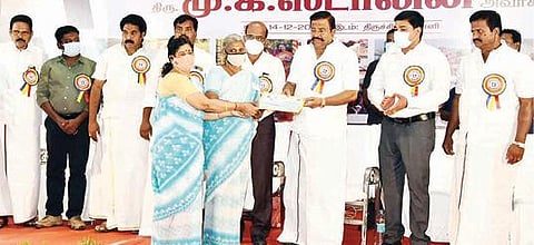 திருச்சி கலையரங்க மண்டபத்தில் மகளிர் சுய உதவிக் குழுக்களுக்கு வங்கிக் கடனுதவிகளை வழங்குகிறார் அமைச்சர் கே.என்.நேரு. உடன் ஆட்சியர் சு.சிவராசு உள்ளிட்டோர்.