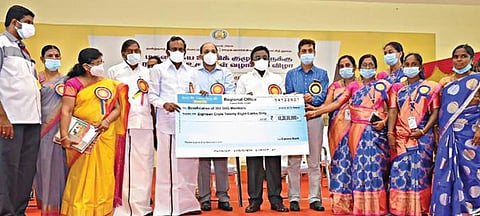 ஈரோட்டில் நடந்த விழாவில் மகளிர் சுய உதவிக்குழுக்களுக்கு வீட்டுவசதித்துறை அமைச்சர் சு.முத்துசாமி கடன் மற்றும் நலத்திட்ட உதவிகளை வழங்கினார்.