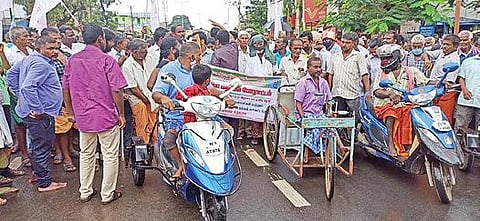 பழநியில் நடந்த மறியல் போராட்டத்தில் பங்கேற்ற மாற்றுத்திறனாளிகள்.