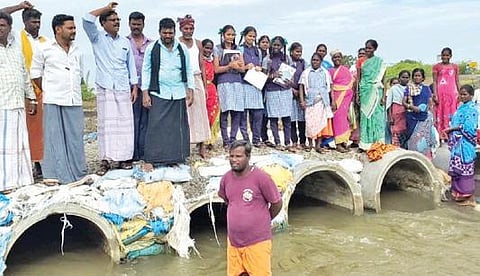 விருத்தாசலம் அருகே தீவலூர் ஓடையில் உயர் மட்டப் பாலம் அமைக்க கோரி அப்பகுதி மக்கள் போராட்டத்தில் ஈடுபட்டனர்.