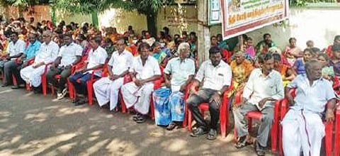 சிதம்பரம் கோட்டாட்சியர் அலுவலகம் அருகே காத் திருப்பு போராட்டத்தில் ஈடுபட்ட குடியிருப்புவாசிகள்.