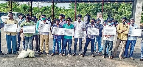 என்எல்சி முதலாவது சுரங்கத்தில் உள்ளிருப்பு போராட்டத்தில் ஈடுபட்ட ஒப்பந்த தொழிலாளர்கள்.