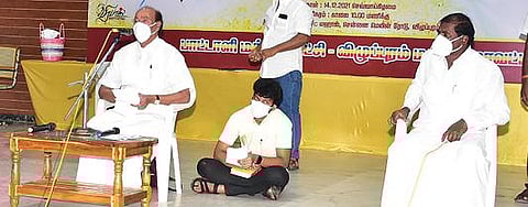 விழுப்புரத்தில் நடைபெற்ற பாமக நிர்வாகிகள் கூட்டத்தில் உரையாற்றும் கட்சியின் நிறுவனர் ராமதாஸ். உடன் பாமக தலைவர் ஜி.கே.மணி உள்ளிட்டோர்.