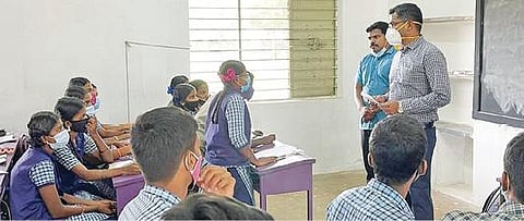 சின்னசேலம் அரசினர் ஆண்கள் மேல்நிலைப் பள்ளி மாணவர்களிடம் கலந்துரையாடும் ஆட்சியர் தர்.