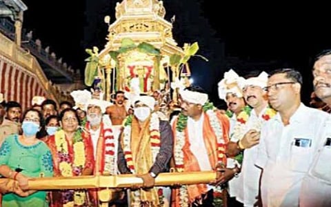 திருத்தணி சுப்பிரமணிய சுவாமி கோயிலில் பழுதான - தங்கத்தேர் சீரமைக்கப்பட்டு வெள்ளோட்டம்: இந்து சமய அறநிலையத் துறை அமைச்சர் தொடங்கி வைத்தார்