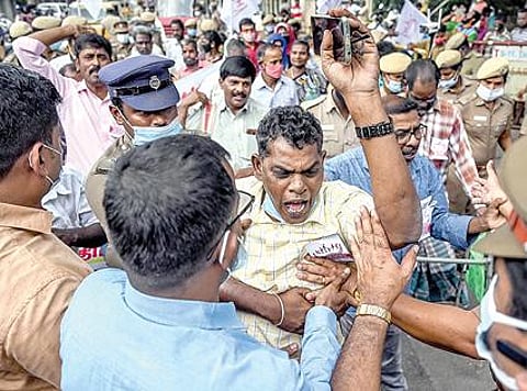 மாற்றுத் திறனாளிகளுக்கான மாதாந்திர உதவித்தொகையை உயர்த்தி வழங்க வலியுறுத்தி தாம்பரம் வட்டாட்சியர் அலுவலகத்தை நேற்று முற்றுகையிட்டுப் போராட்டம் நடத்திய தமிழ்நாடு அனைத்து வகை மாற்றுத் திறனாளிகள் சங்கத்தினர். படம்: எம்.முத்துகணேஷ்