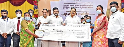 கிருஷ்ணகிரியில் நடந்த நிகழ்ச்சியில் மகளிர் சுயஉதவிக்குழு உறுப்பினர்களுக்கு கடனுதவிகளை அமைச்சர் காந்தி வழங்கினார். அருகில் எம்எல்ஏ.க்கள் பிரகாஷ், மதியழகன்.