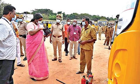 தருமபுரியில் பள்ளி வாகனங்களின் தரம் குறித்து மாவட்ட ஆட்சியர் திவ்யதர்சினி வருடாந்திர ஆய்வு மேற்கொண்டார்.