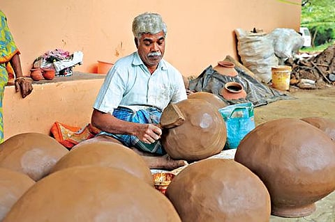 கிருஷ்ணகிரி மாவட்டம் வேலம்பட்டி அருகே சென்றாம்பட்டியில் பொங்கலுக்காக பானை தயாரிக்கும் பணியில் ஈடுபட்டுள்ள தொழிலாளர். படம்: எஸ்.கே.ரமேஷ்