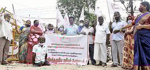 கோவை மாவட்ட ஆட்சியர் அலுவலகம் முன்பு சாலை மறியல் போராட்டத் தில் ஈடுபட்ட மாற்றுத் திறனாளிகள். படம்: ஜெ.மனோகரன்