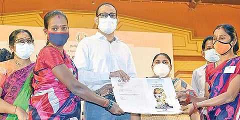 கோவையில் மகளிர் சுய உதவிக்குழுவைச் சேர்ந்தவர்களுக்கு கடனுதவி வழங்கிய மாவட்ட ஆட்சியர் ஜி.எஸ்.சமீரன். படம்: ஜெ.மனோகரன்