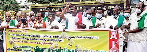 கோவை மாவட்ட ஆட்சியர் அலுவலகம் முன்பு, காய்கறி விதைகளுடன் நேற்று கண்டன ஆர்ப்பாட்டத்தில் ஈடுபட்ட விவசாய அமைப்பினர். படம்: ஜெ.மனோகரன்