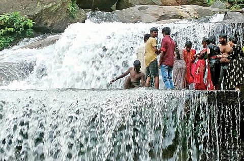 கோவை குற்றாலத்தில் நேற்று குளித்து மகிழ்ந்த சுற்றுலா பயணிகள்.