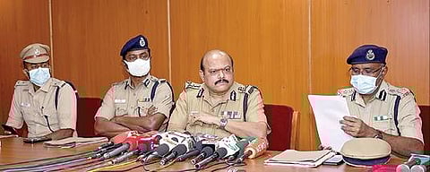 மதுரையில் செய்தியாளர்களிடம் பேசிய சட்டம் - ஒழுங்கு கூடுதல் டிஜிபி தாமரைக்கண்ணன். அருகில் தென்மண்டல ஐஜி அன்பு, ராமநாதபுரம் டிஐஜி மயில்வாகனன், எஸ்பி கார்த்திக் ஆகியோர். படம்: ஆர்.அசோக்