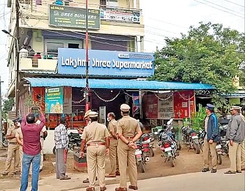 காட்பாடி அடுத்த கல்புதூர் பகுதியில் நேற்று சோதனையில் ஈடுபட்ட லஞ்ச ஒழிப்புத்துறை காவல் துறையினர்.