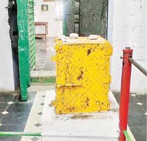 உடைக்கப்பட்ட உண்டியல்.