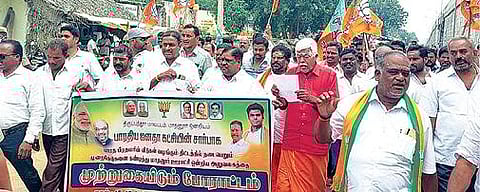 மாதனூர் ஊராட்சி ஒன்றிய அலுவலகத்தை நேற்று முற்றுகையிட்டு போராட்டத்தில் ஈடுபட்ட பாஜகவினர்