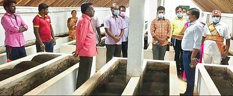 ஏலகிரி மலை ஊராட்சி புத்தூரில் மண்புழு உரம் தயாரிப்பு பணியை பார்வையிட்டு ஆய்வு செய்த மாவட்ட ஆட்சியர் அமர் குஷ்வாஹா.