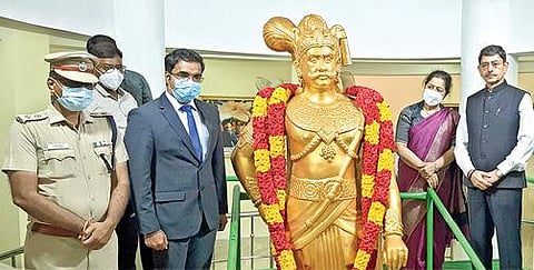 கயத்தாறில் உள்ள வீரபாண்டிய கட்டபொம்மன் மணிமண்டபத்தில் அவரது முழு உருவ வெண்கல சிலைக்கு ஆளுநர் ஆர்.என்.ரவி, அவரது மனைவி ஆகியோர் மரியாதை செலுத்தினர்.