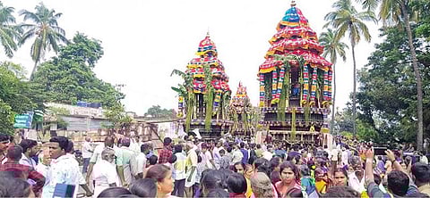 குற்றாலநாத சுவாமி கோயிலில் திருவாதிரை திருவிழா தேரோட்டம் நடைபெற்றது.