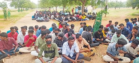 கமுதி தேவர் கல்லூரியில் உள்ளிருப்பு போராட்டத்தில் ஈடுபட்ட மாணவர்கள்.