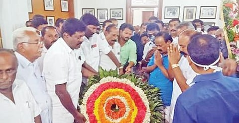 காரைக்குடி அழகப்பா பல்கலைக்கழகம் அருகேயுள்ள பவநகர் ஸ்டேடியத்தில் உமையாள் ராமநாதனின் உடலுக்கு அஞ்சலி செலுத்திய அமைச்சர் கே.ஆர்.பெரியகருப்பன்.