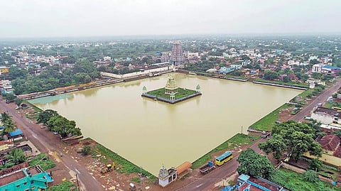 தண்ணீர் நிரம்பி ரம்மியமாக காணப்படும் காளையார்கோவில் சொர்ண காளீஸ்வரர் கோயில் தெப்பக்குளம்.