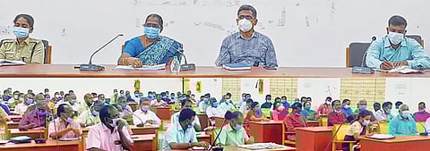 கள்ளக்குறிச்சி ஆட்சியர் அலுவலகத்தில் ஆட்சியர் தர் தலைமையில் பள்ளி கல்வித்துறை மற்றும் போக்கு வரத்து துறை அலுவலர்களுடன் ஆய்வுக்கூட்டம் நடைபெற்றது.