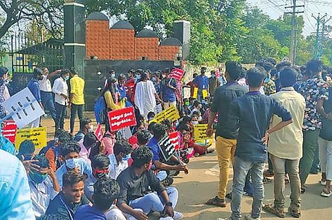 சிக்கண்ணா அரசு கல்லூரியில் மாணவ, மாணவிகள் தர்ணா :