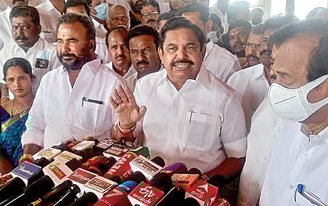 சேலம் மாவட்டம் ஓமலூர் அதிமுக அலுவலகத்தில் செய்தியாளர்களை சந்தித்த அதிமுக இணை ஒருங்கிணைப்பாளர் பழனிசாமி.