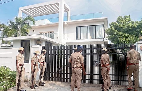 முன்னாள் அமைச்சர் தங்கமணியுடன் தொடர்புடைய உறவினர்கள், நண்பர்களுக்கு சொந்தமான இடங்களில் ஒன்றான சென்னை அரும்பாக்கம் ஈ.வெ.ரா.பெரியார் சாலையில் உள்ள பிளைவுட் நிறுவனத்தில் நேற்று சோதனையில் ஈடுபட்ட லஞ்ச ஒழிப்புத் துறை போலீஸார்.படம்: ம.பிரபு