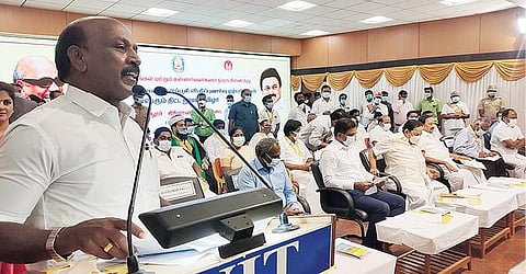 கரோனா தடுப்பூசி விழிப்புணர்வு ஏற்படுத்தும் மாபெரும் திட்டத்தை துவக்கி வைத்து பேசும் மருத்துவம் மற்றும் மக்கள் நல்வாழ்வுத்துறை அமைச்சர் மா.சுப்பிரமணியன். அருகில், அமைச்சர்கள் துரைமுருகன், காந்தி, மாவட்ட ஆட்சியர்கள் குமாரவேல் பாண்டியன், பாஸ்கர பாண்டியன், அமர்குஷ்வாஹா, பொது சுகாதாரம் மற்றும் நோய்த்தடுப்பு மருந்துத்துறை இயக்குநர் செல்வவிநாயகம் உள்ளிட்டோர். படம்: வி.எம்.மணிநாதன்.