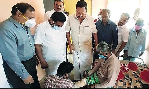 நெமிலி அருகே மூதாட்டி ஜெயமணிக்கு செயற்கைக்கால் பொருத்தப்படு வதை நேரில் பார்வையிட்ட அமைச்சர்கள் ஆர்.காந்தி, அனிதா ராதா கிருஷ்ணன். அருகில், மாவட்ட ஆட்சியர் பாஸ்கர பாண்டியன் உள்ளிட்டோர்.