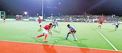 கோவில்பட்டியில் நேற்று தொடங்கிய தேசிய ஜூனியர் ஹாக்கி போட்டியில் பஞ்சாப் அணியுடன் கேரளா அணி மோதியது.