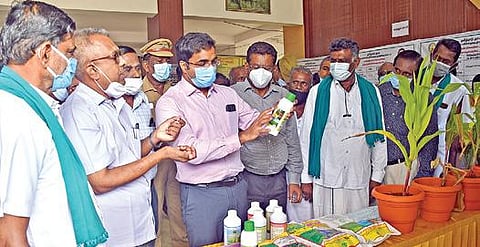 தூத்துக்குடி ஆட்சியர் அலுவலகத்தில் விவசாயிகள் குறைதீர் நாள் கூட்டத்தை முன்னிட்டு பயிர்களுக்கு ஏற்படும் நோய்கள் மற்றும் அதற்கான மருந்துகள் குறித்த கருத்துக் காட்சியை மாவட்ட ஆட்சியர் கி.செந்தில் ராஜ் தொடங்கி வைத்து பார்வையிட்டார். படம்: என்.ராஜேஷ்