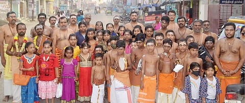 மார்கழி மாத பிறப்பையொட்டி திருநெல்வேலி டவுனில் 4 ரதவீதிகளிலும் சிறுவர், சிறுமியரின் பஜனை நடைபெற்றது.