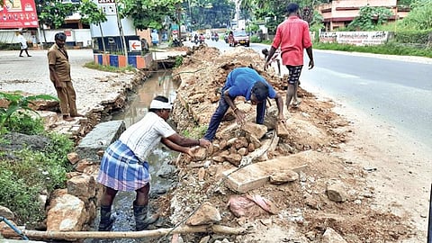 குழித்துறை தேசிய நெடுஞ்சாலையில் - ஒரு மாதமாக முடங்கிய கழிவுநீர் ஓடை சீரமைப்பு :