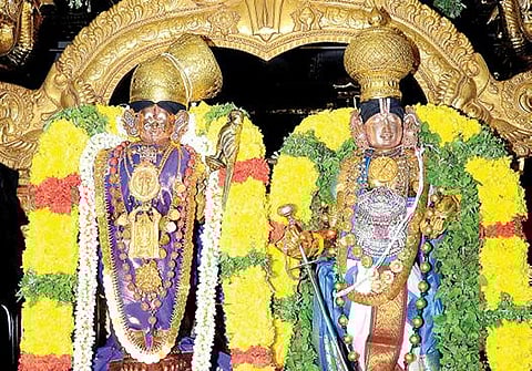 வில்லிபுத்தூர் ஆண்டாள் கோயிலில் திருப்பாவை தங்கப் பட்டு உடுத்தி பக்தர்களுக்கு அருள்பாலித்த ஆண்டாள்- ரங்கமன்னார்.
