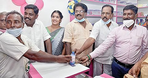 காஞ்சிபுரம் அருகே கருக்குபேட்டையில் முதல்வர் மு.க.ஸ்டாலின் காணொலிக் காட்சி மூலம் திறந்து வைத்த கூட்டுறவு மருந்தகத்தில் முதல் விற்பனையை தொடங்கி வைக்கிறார் வருவாய் அலுவலர் இரா.பன்னீர்செல்வம்.