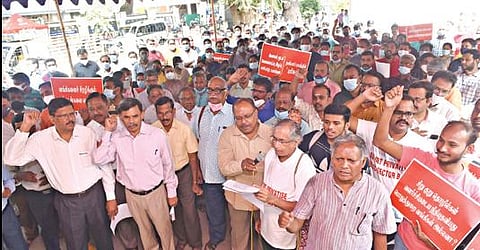 தனியார்மயமாக்கும் நடவடிக்கையை கண்டித்து, சேலம் கோட்டை ஸ்டேட் பேங்க் வளாகத்தில் வங்கி தொழிற் சங்கங்களின் கூட்டமைப்பு சார்பில் வேலைநிறுத்தம் மற்றும் ஆர்ப்பாட்டம் நடைபெற்றது. படம்: எஸ்.குரு பிரசாத்